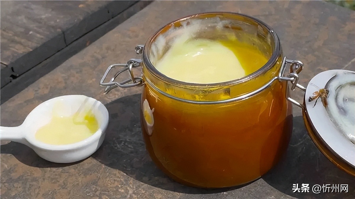 Take a spoonful of royal jelly on an empty stomach every morning