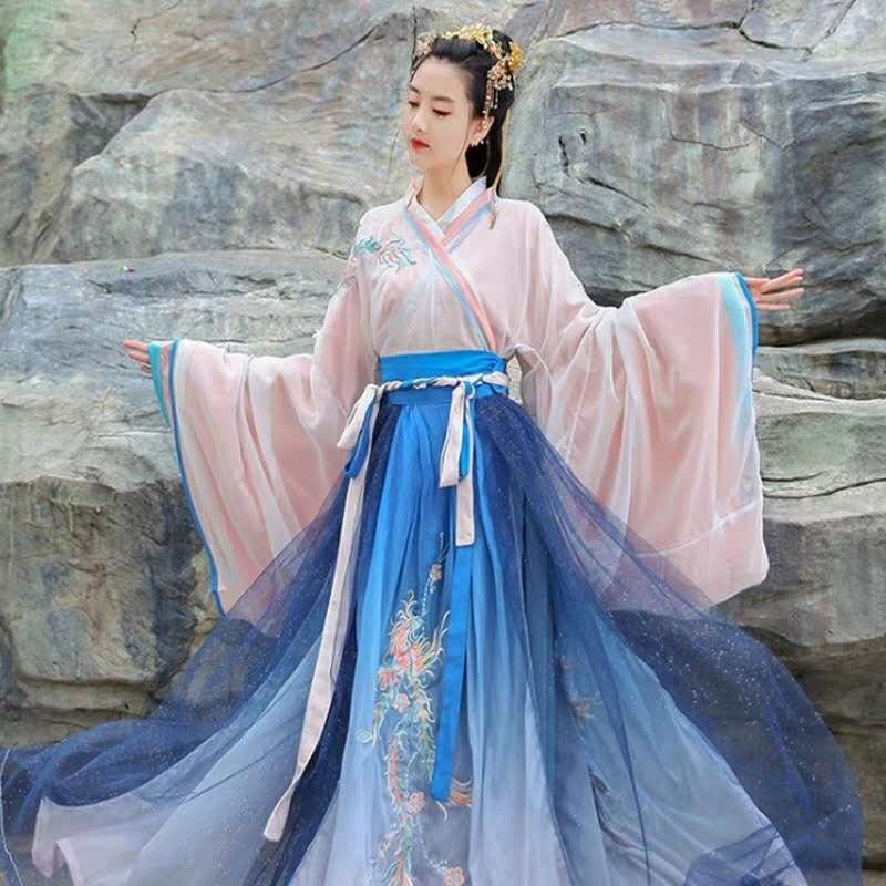 The wide-sleeved Confucian dress and the robes of the Chinese beauty in ...