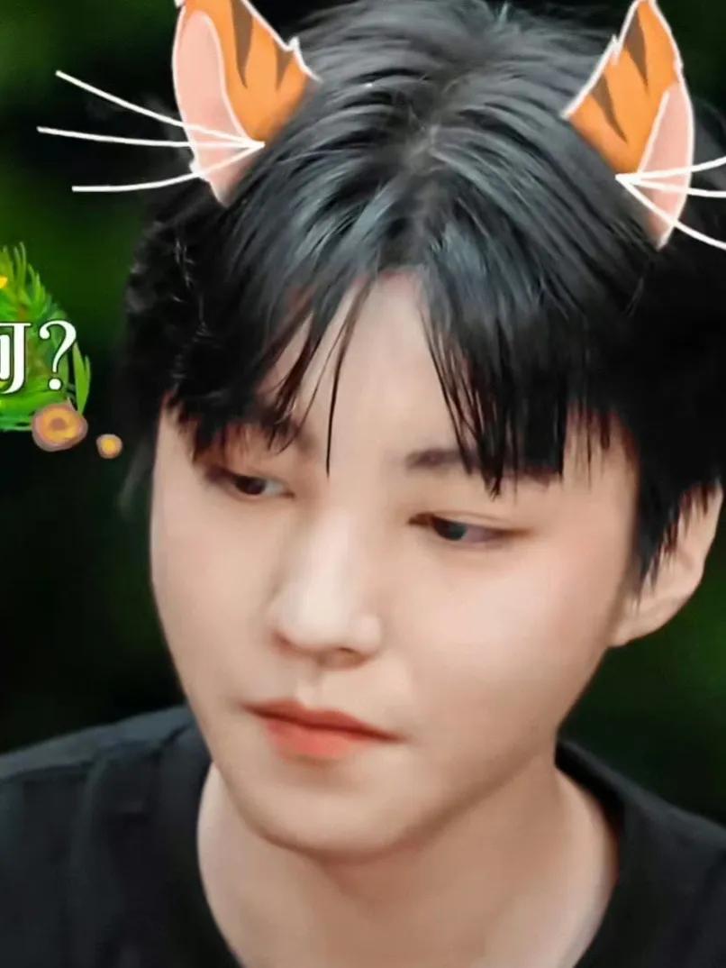 Wang Junkai wears a green apron in "Longing for Life" and cooks with