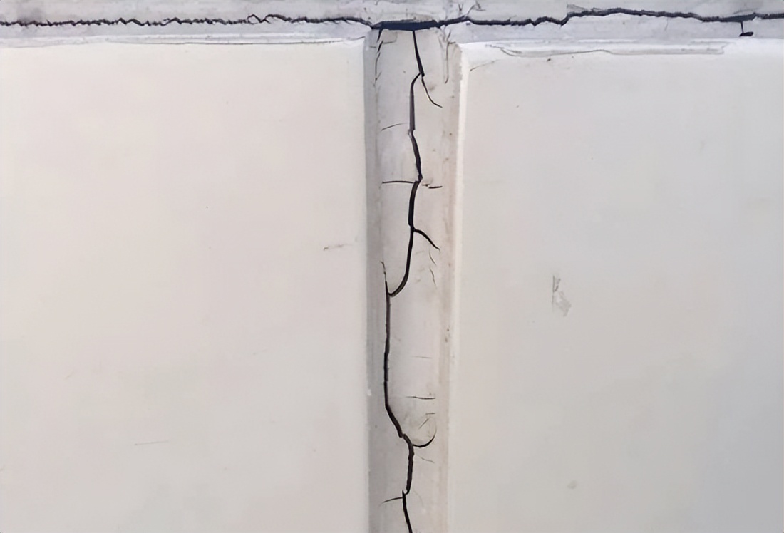 Cause of water seepage?How to deal with and repair external wall