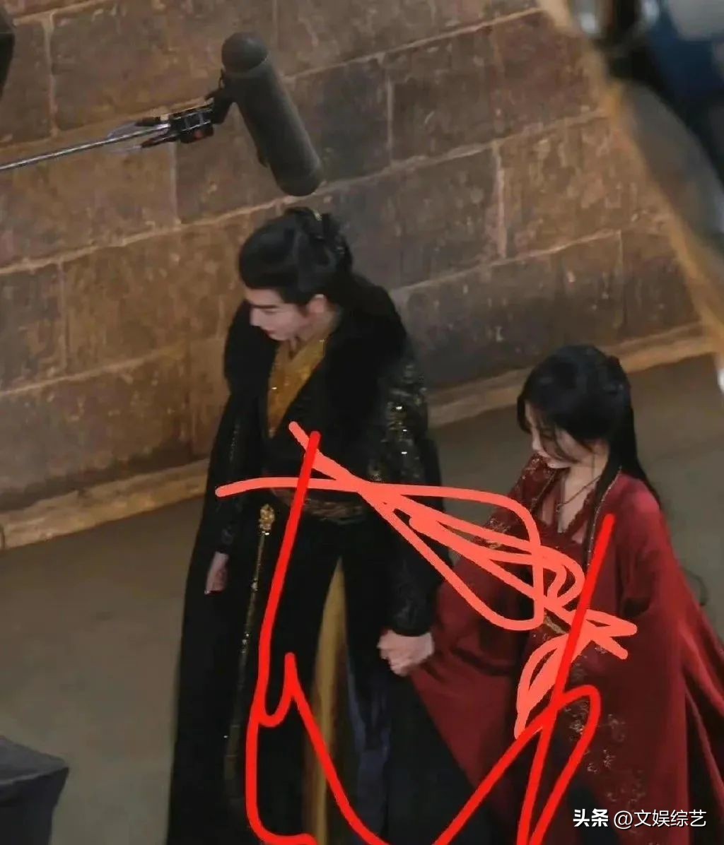 Zhao Lusi is on the hot search, Yu Shuxin holds hands with Zhang Linghe ...
