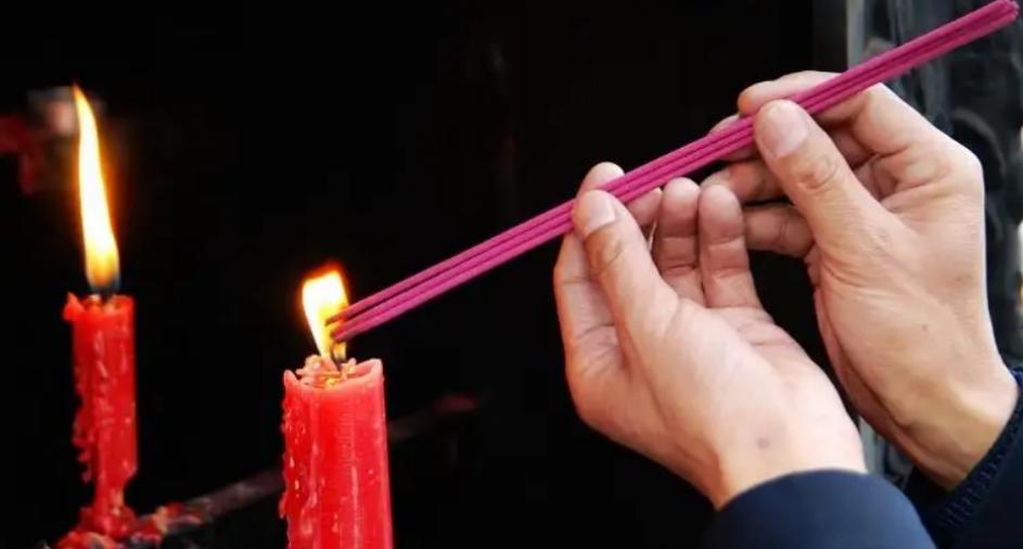 Why must there be three incense sticks?What does each root represent