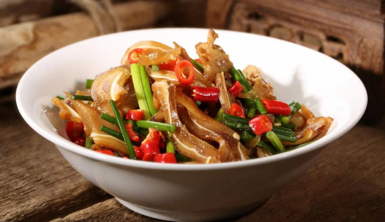 Learn to do this, stirfried pork ears with green and red peppers