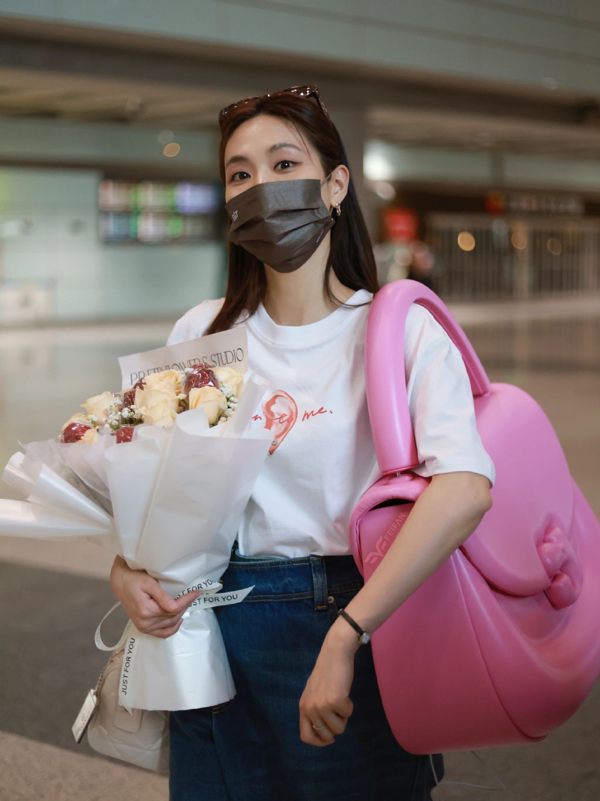 Both Wang Feifei and Zhao Lusi are carrying huge bags! - iMedia