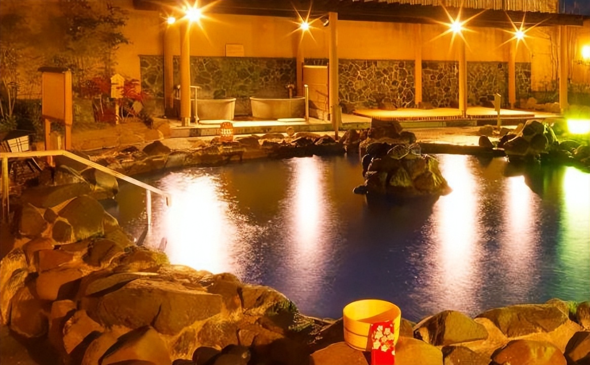 Analysis of Public Baths in Edo Period in Japan Intersection of Gender