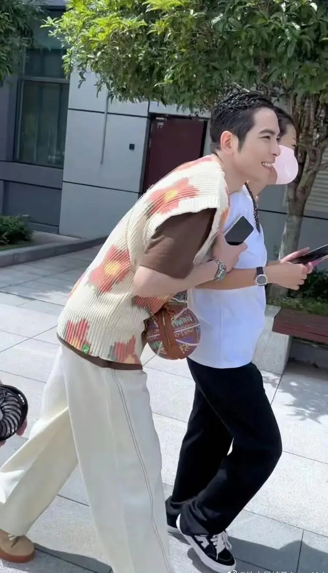 Jam Hsiao released a family photo. His 50yearold fiancée and her