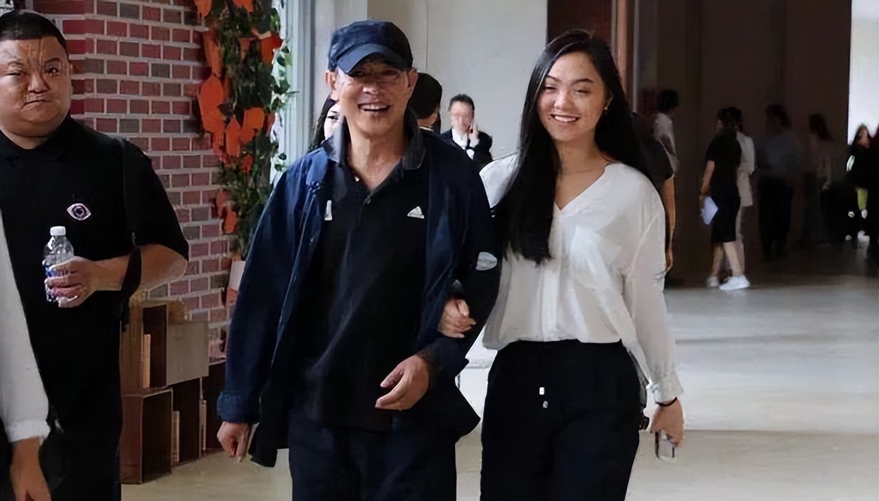 Jet Li's daughter Li Jiuxiao wears a sexy navel-baring outfit, and her ...