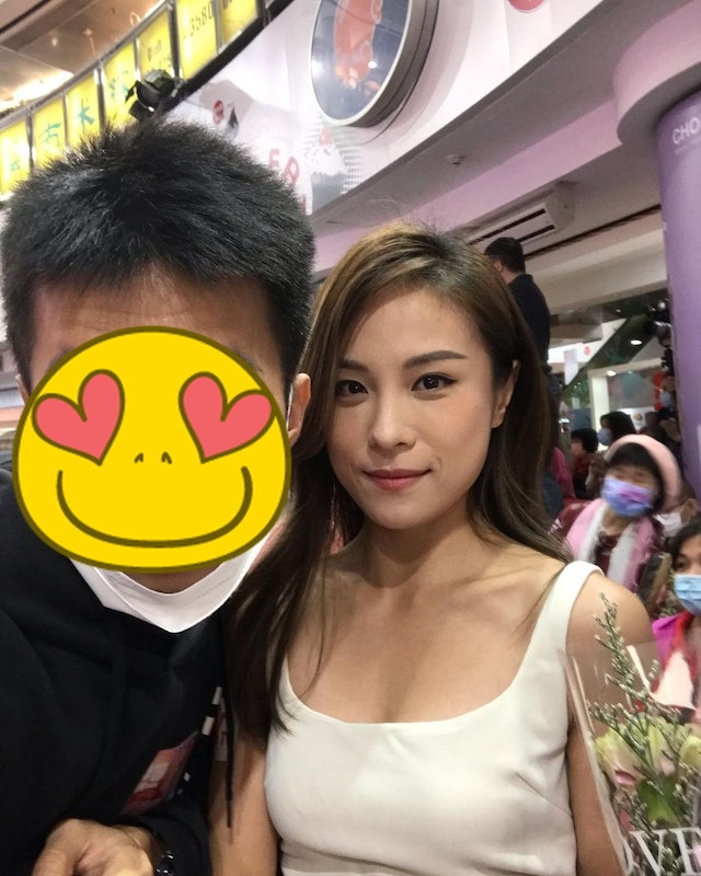 The 29-year-old Qiu Jingwen took a close photo with the man, with a ...