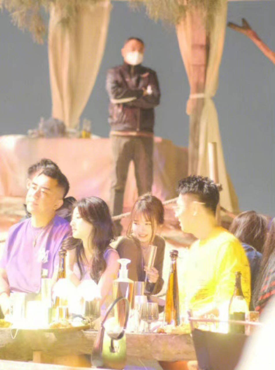 Netizens photographed Mai Chao and the mysterious beauty Sanya New Year&apo...