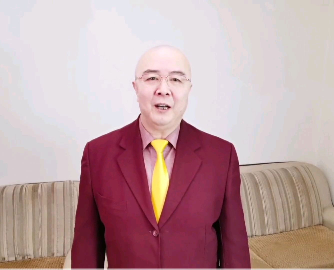 Xu Shaohua wears a suit to send blessings, with obvious fat on his face ...