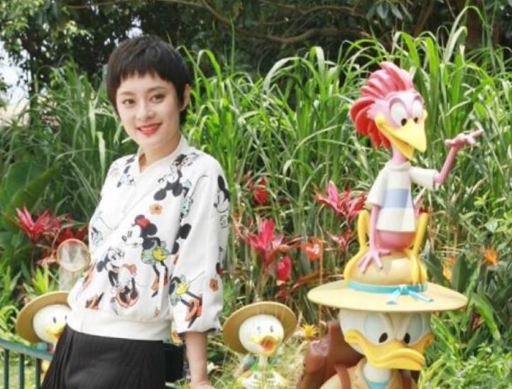 Sun Li took her children to Singapore to play, waited to show her face ...