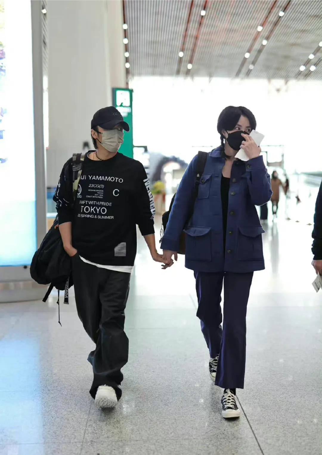 Nicholas Tse and Faye Wong held hands at the airport, showing their ...