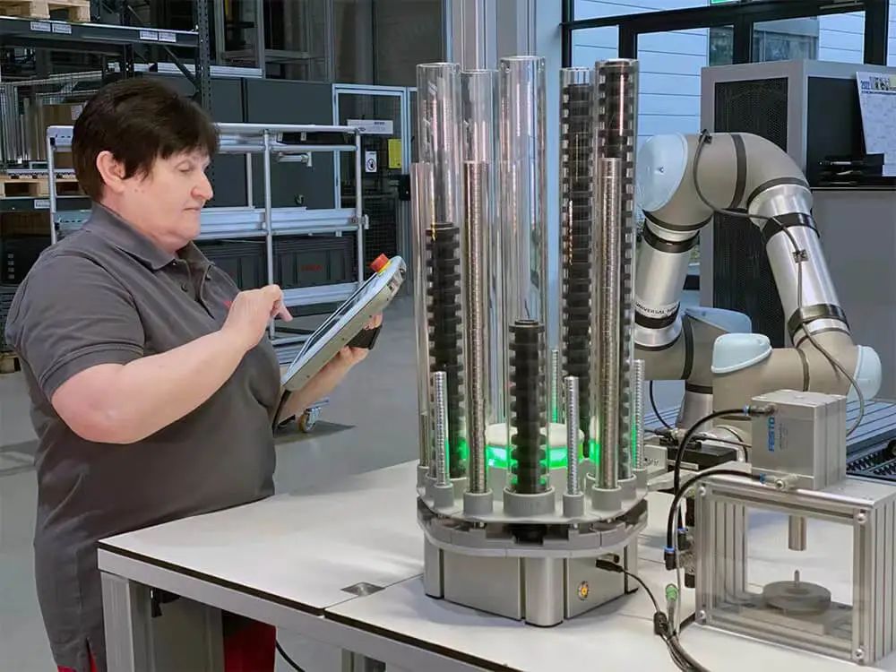 Collaborative Bot What it's like to work side by side with a collaborative robot - iNEWS