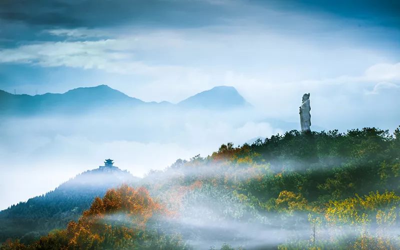There is Baizhao Mountain in Anlu - iNEWS
