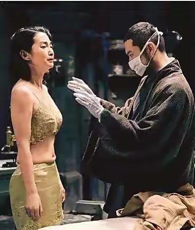 Li Bingbing was naked for a play, Huang Xiaoming helped to take off his