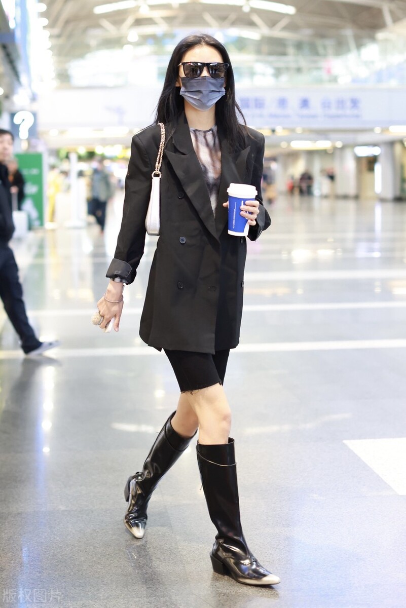 Zhang Yuxi's suit jacket + patent leather high boots + tie-dyed top is ...