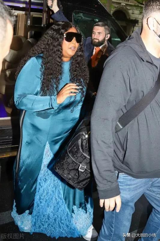 Lizzo is wearing a blue satin lace stitching dress + sunglasses casual ...