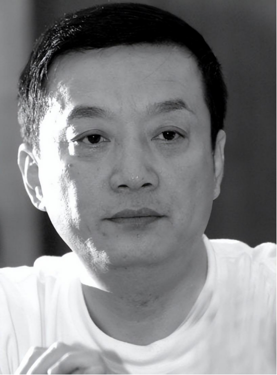 Crosstalk actor Wang Ping passed away at the age of 51, leaving his ...