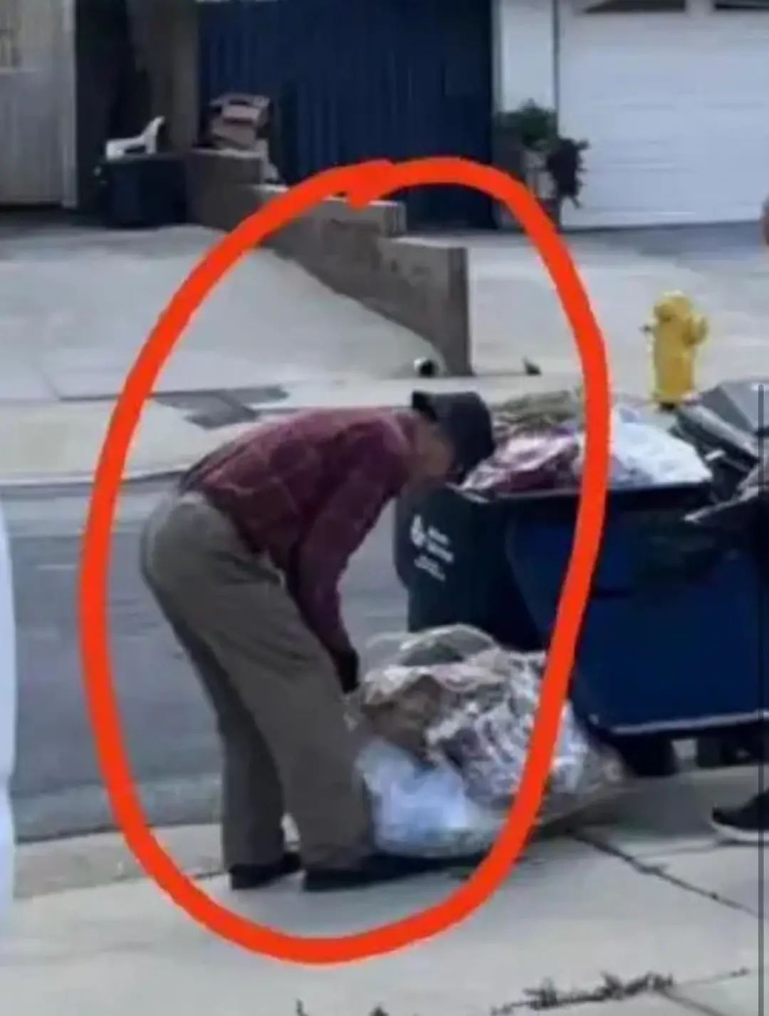 The 66-year-old famous actor Sun Haiying picked up trash on the streets ...