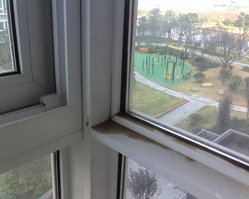 What are the reasons for the bay window leaking?How to deal with water