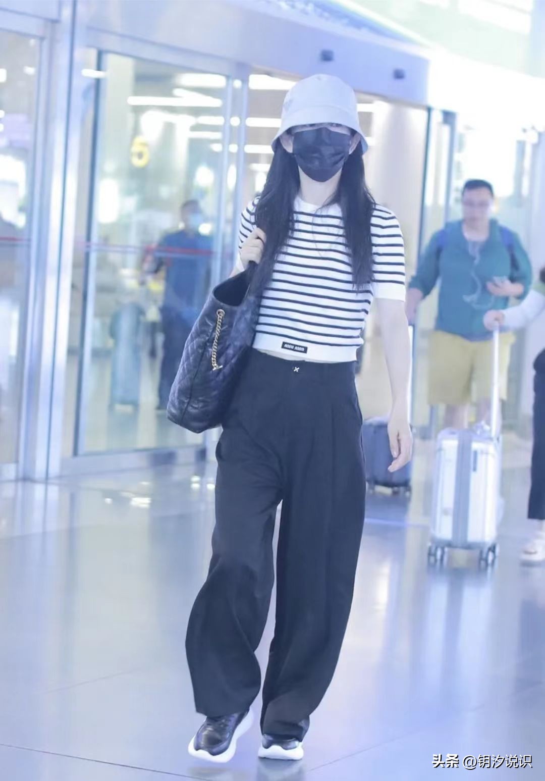 Xie Na's airport outfit, a white striped T-shirt with black wide-leg ...