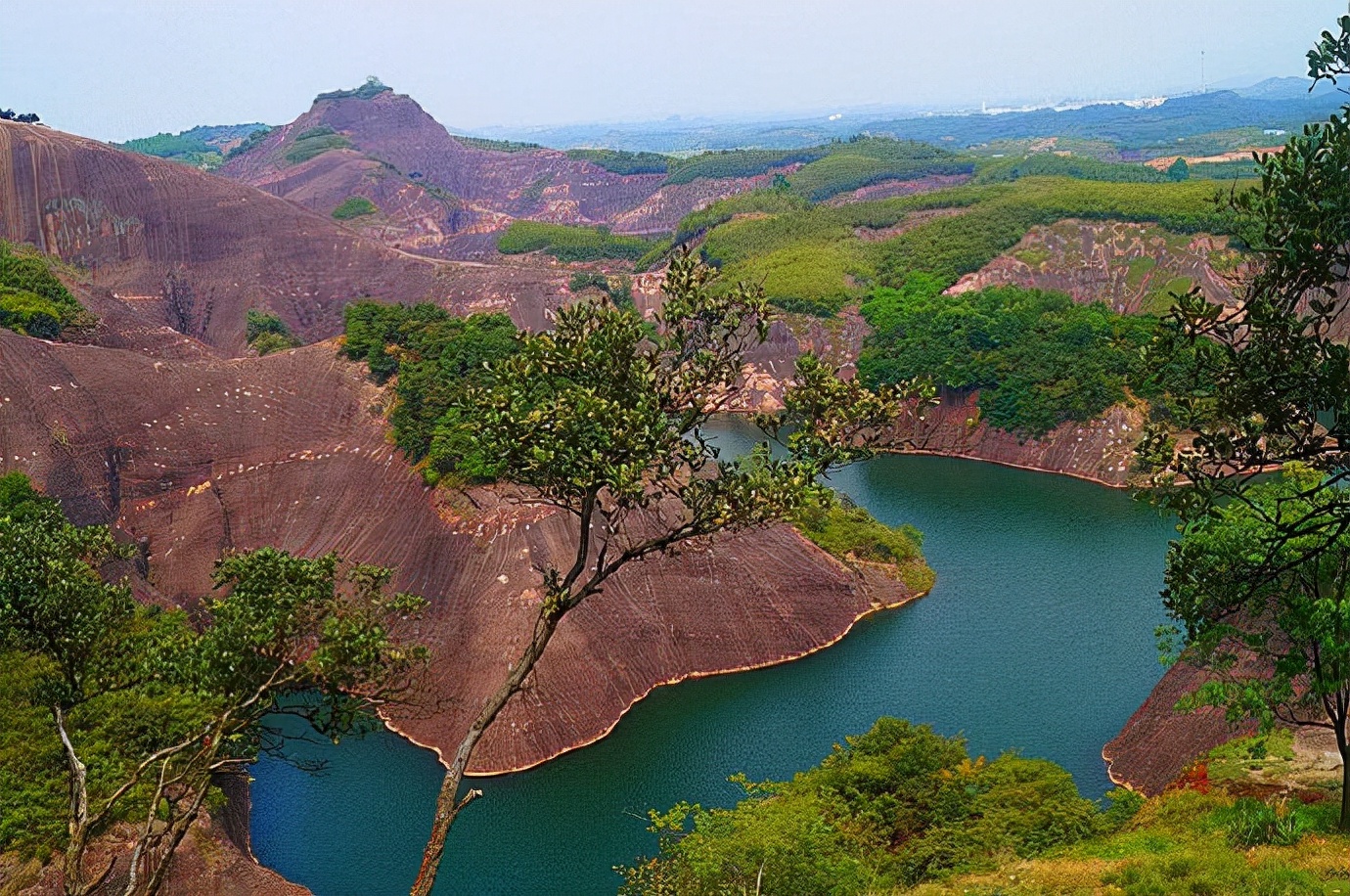 Gaoyi Ridge, Danxia virgin land, red rocks and green water, dangerous ...