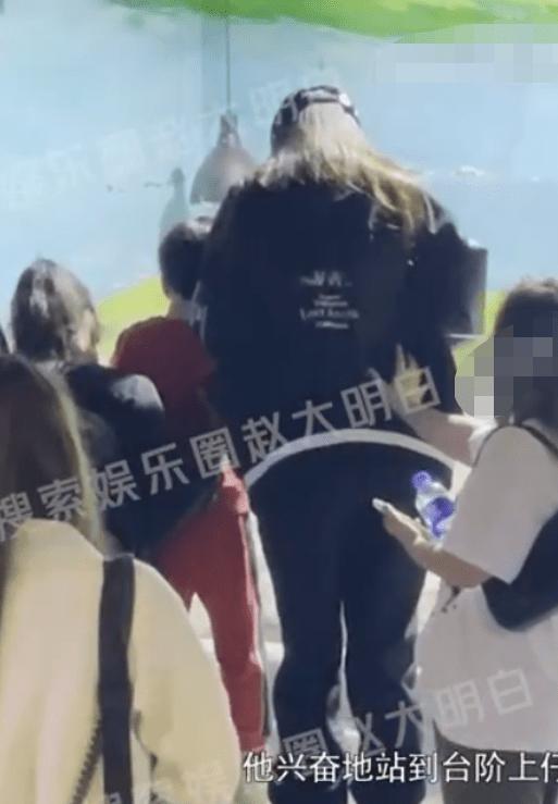 Yang Ying took her son to the Ocean Park to play in the Ocean Park. The