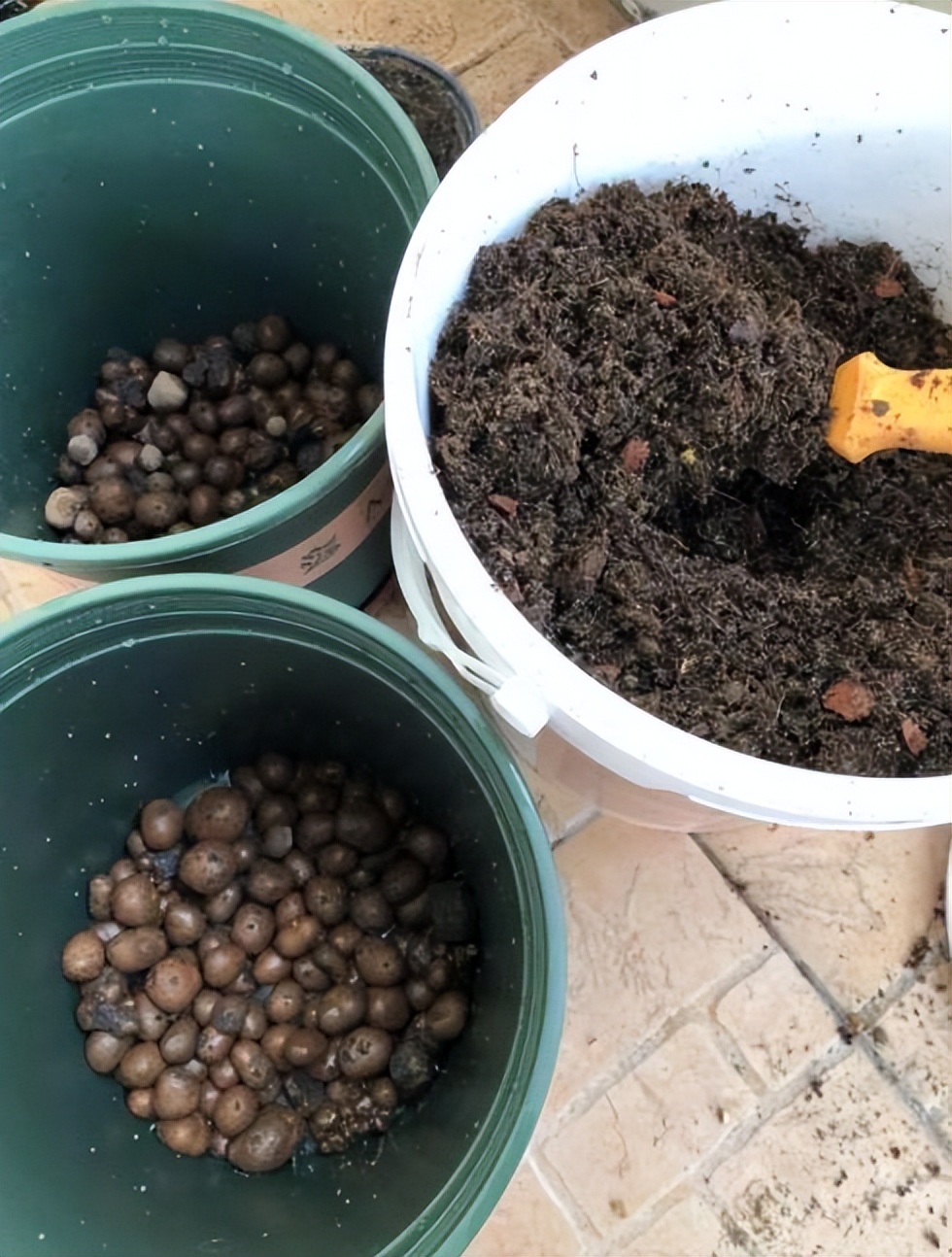 Put A gadget Under The Flower Pot No Matter How Much Water You Water put-a-gadget-under-the-flower-pot-no-matter-how-much-water-you-water
