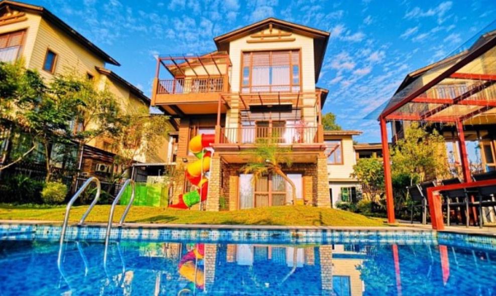 Can people who are not married can share a hotel room?Front desk Just