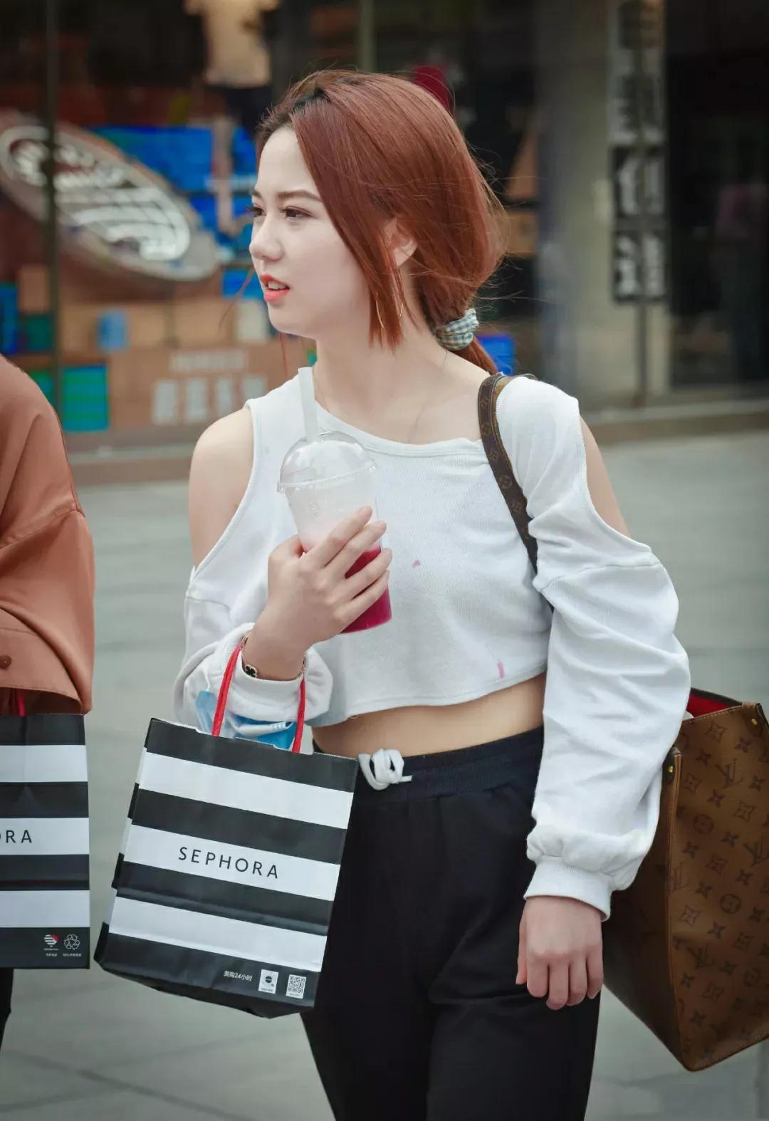 fashion girl in black pants iNEWS