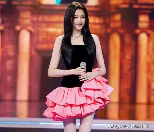 Why many people like the beautiful actress Guan Xiaotong - iNEWS