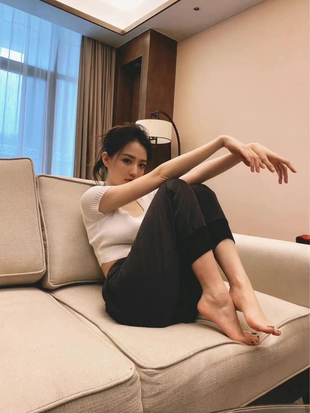 Xu Lu's long legs are really charming! - iNEWS