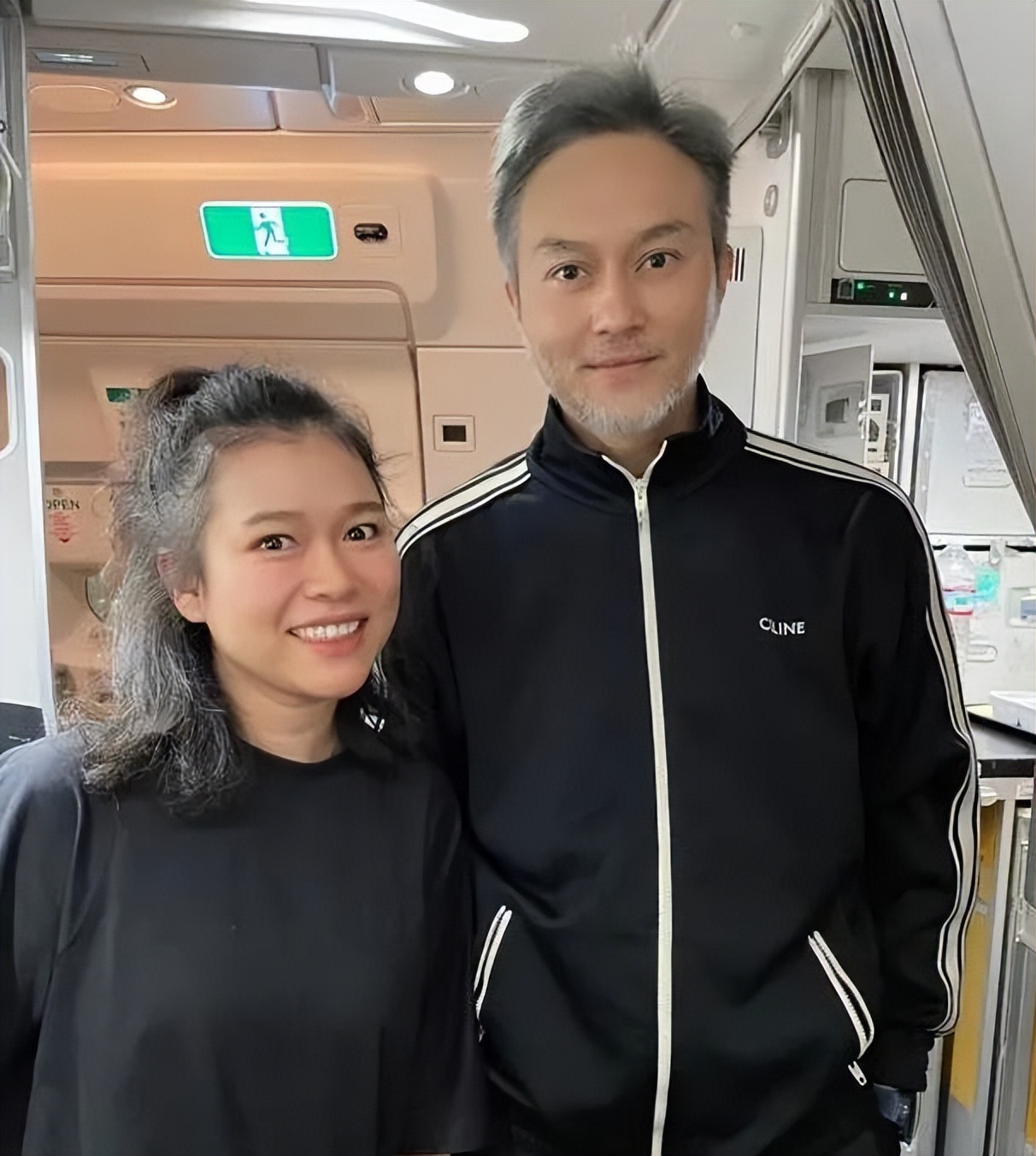 52-year-old Zhang Zhilin and his family appeared at the airport, with ...
