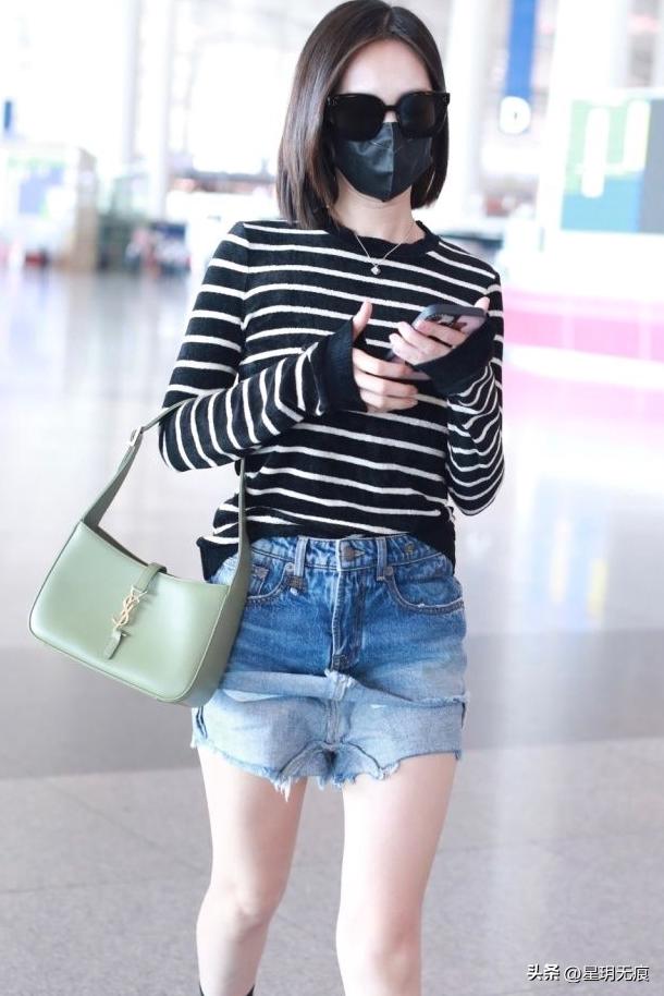 Li Yitong wearing a striped T-shirt and denim shorts appeared at the ...