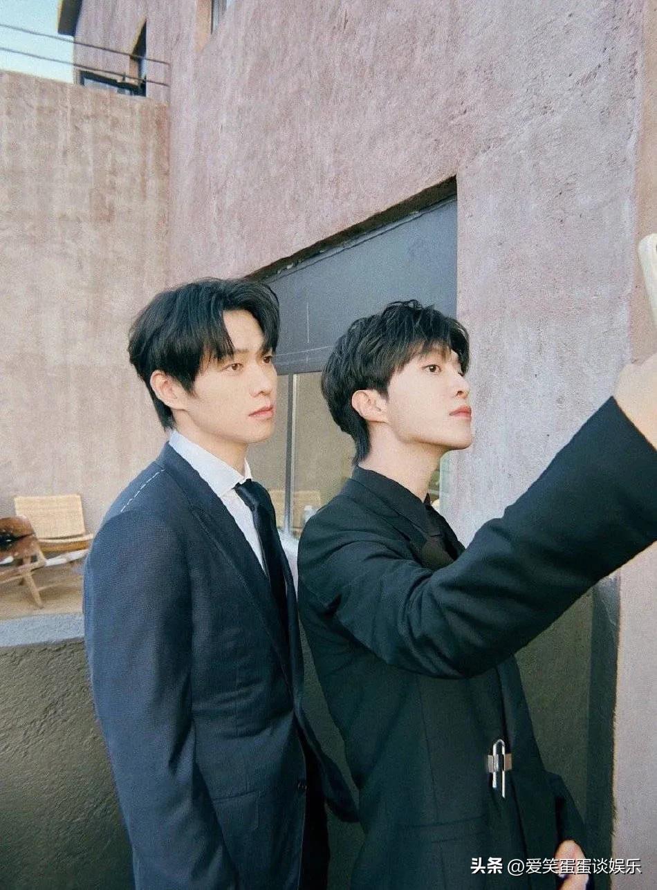 Fan Chengcheng and Wei Daxun dance together in a hand gesture dance ...