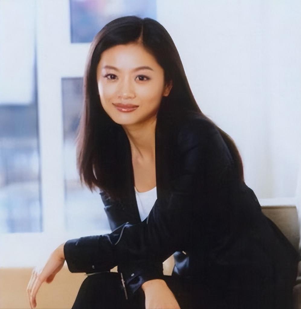 She is the hostess of Phoenix Satellite TV, and her husband is 2 years ...