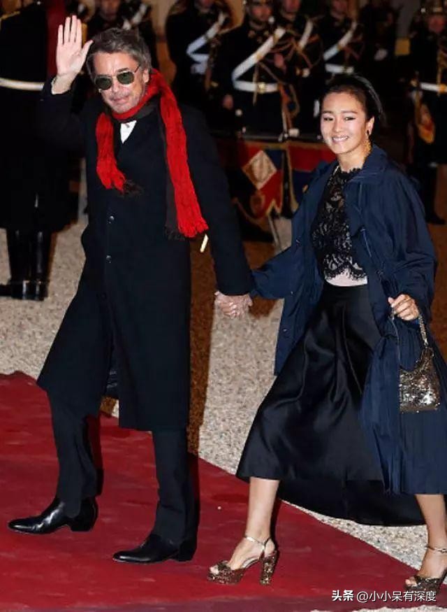 Gong Li and her 74-year-old husband cuddle sweetly, with their fingers ...