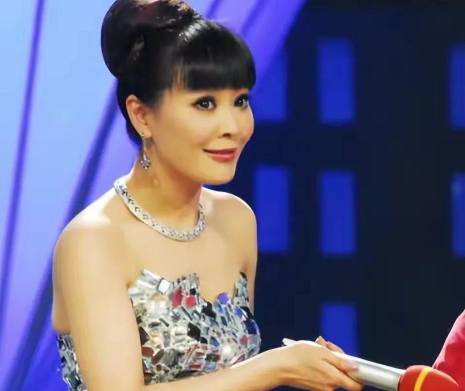 CCTV host Wang Xiaoqian: DINK gave birth at the age of 17, and is now ...