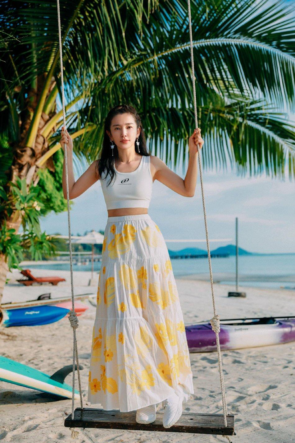 Li Bingbing s Vacation Photo Exposure Swinging On A Swing Shows A Full 