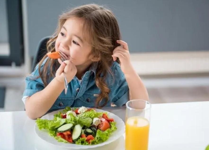 At what age can a baby eat adult meals?In addition to looking at age