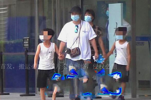 42-year-old Hao Lei brought her twin sons to celebrate her birthday ...