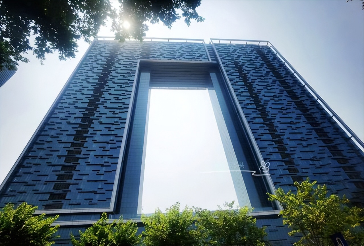 The "littleknown" building on the new central axis of Guangzhou stands