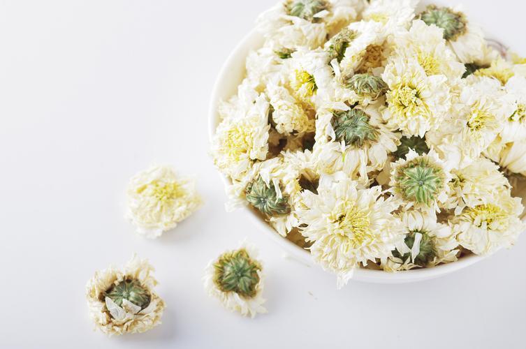 Insist on chewing a few goji berries before going to bed every night