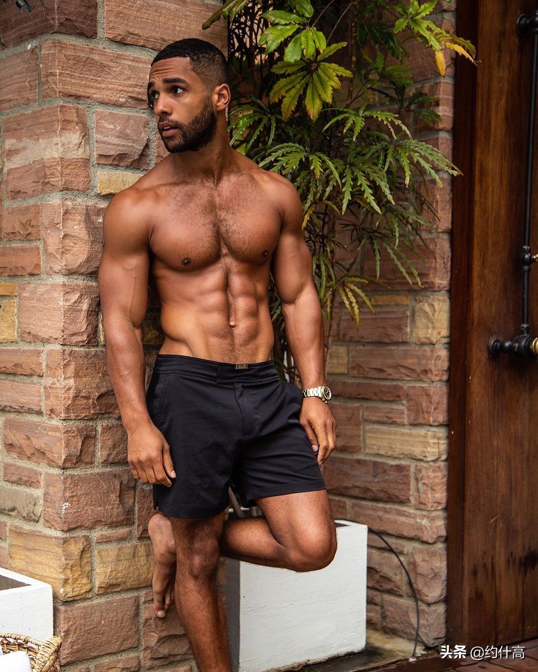 How sexy can black male stars be?Come see Emily in Paris - iNEWS