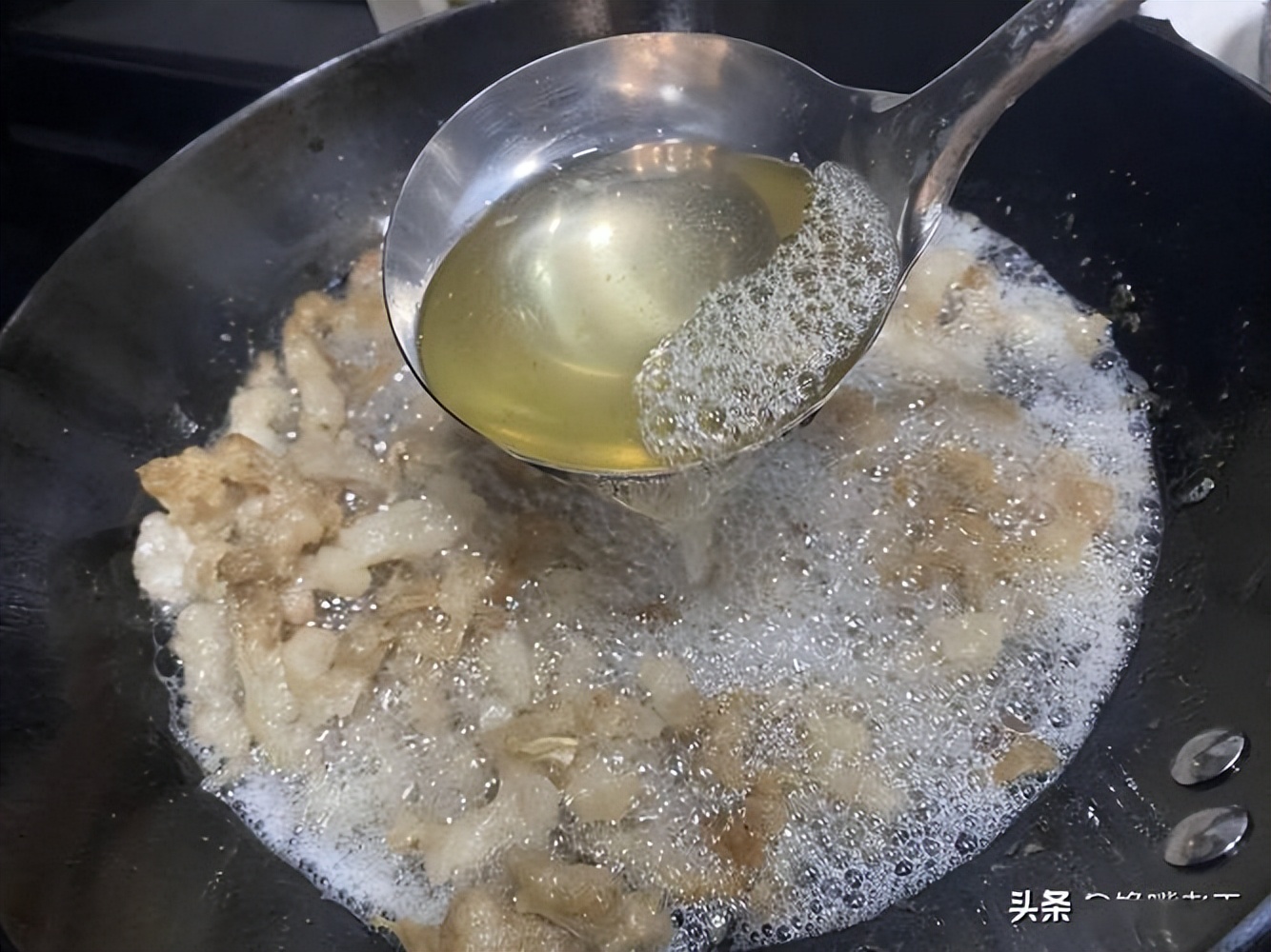 When boiling lard, don't boil it directly in the pot. Add 2 more steps