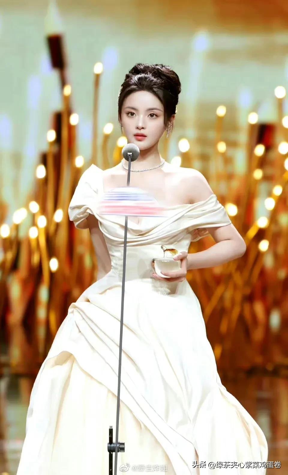 The picture of the infield actress in the quality ceremony, Tong Yao ...