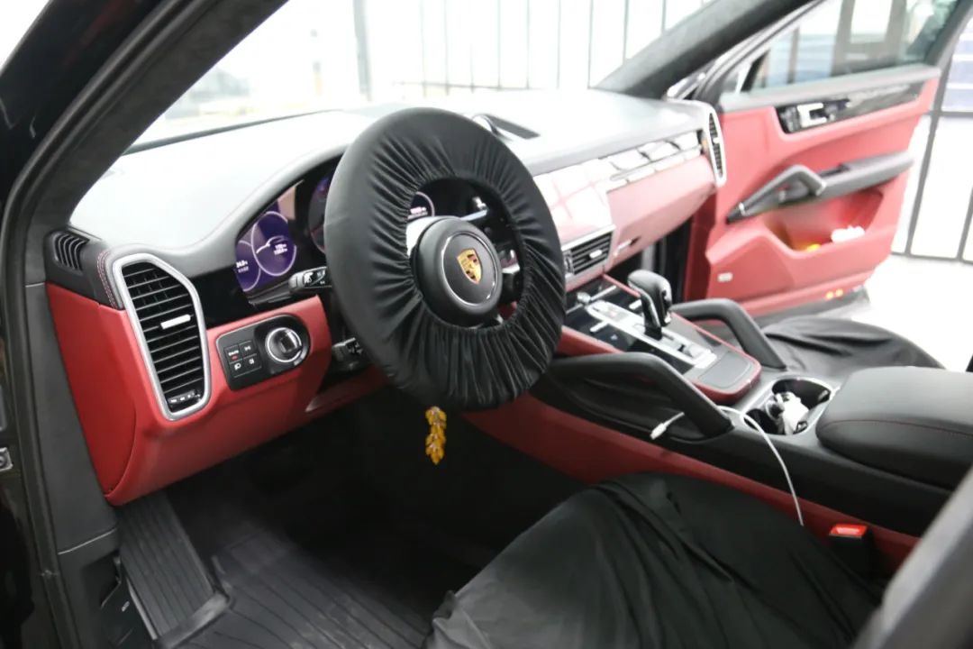 Porsche Cayenne upgrades multicolor ambient lighting to replace