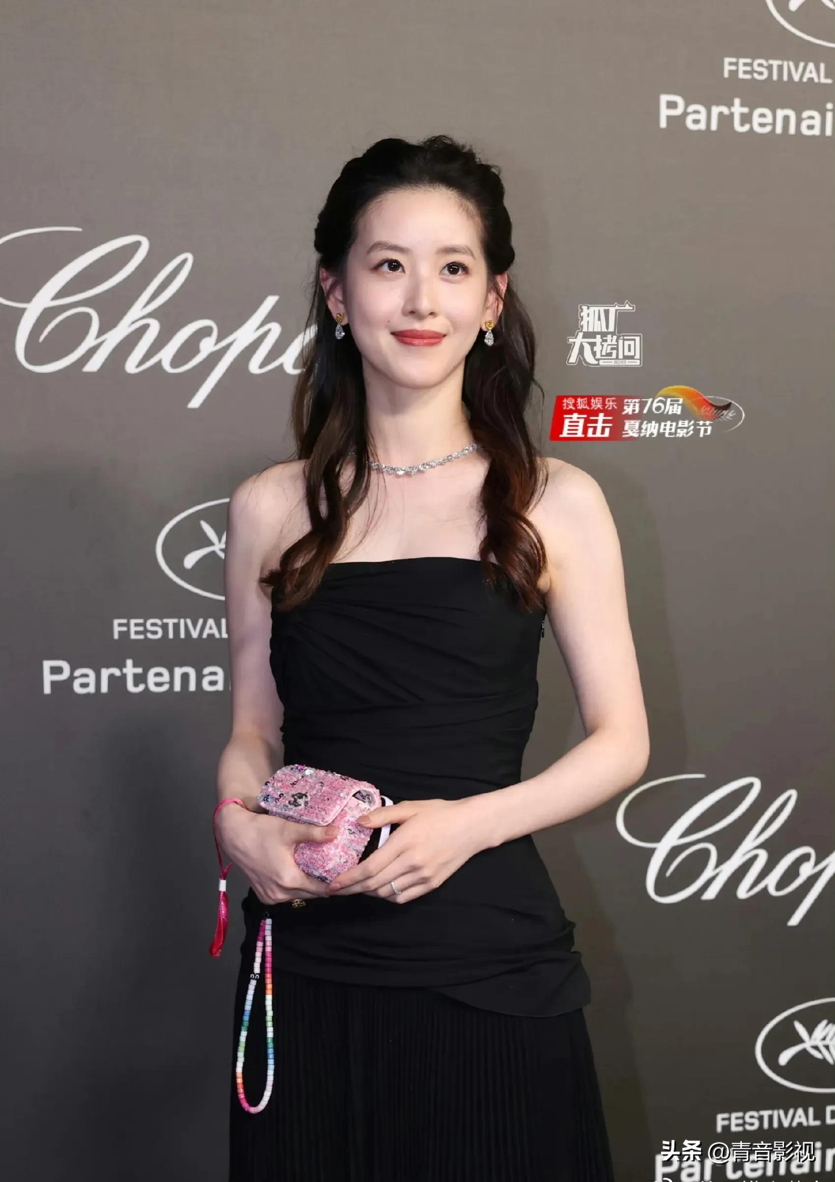Zhang Zetian appeared at the Cannes dinner, smiling like a certain ...