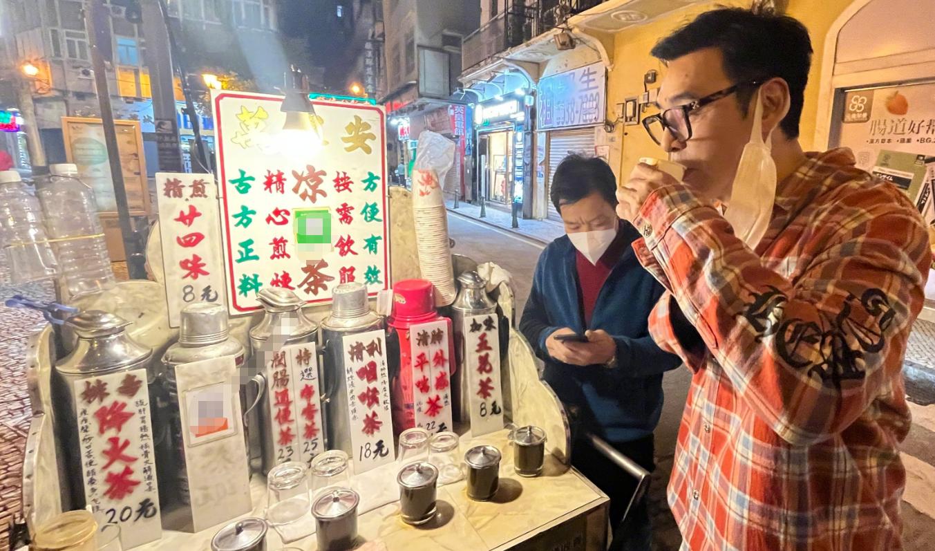 Alan Tea Alan Tam drank herbal tea on the street late at night, and the iron ...