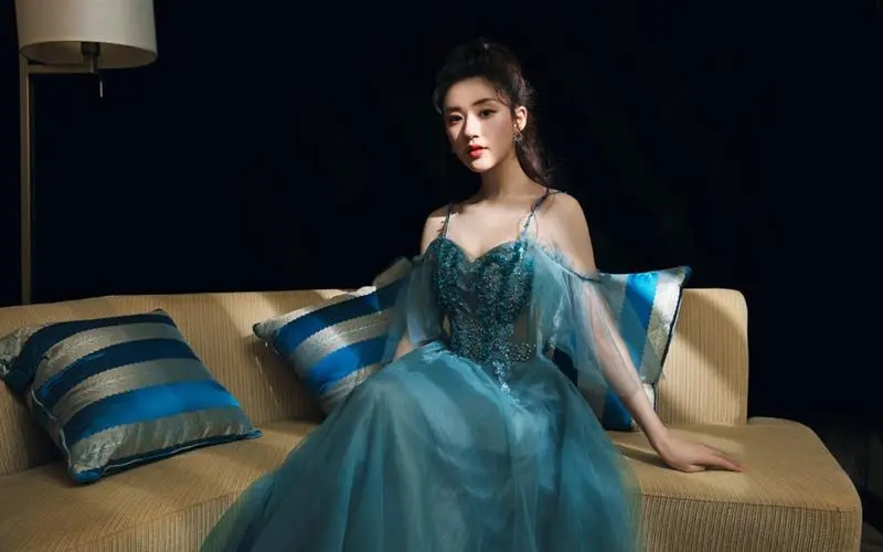 Zhao Lusi Wears A Tube Top To Show Her Curves Her Wavy Hair Is Full Of zhao-lusi-wears-a-tube-top-to-show-her-curves-her-wavy-hair-is-full-of